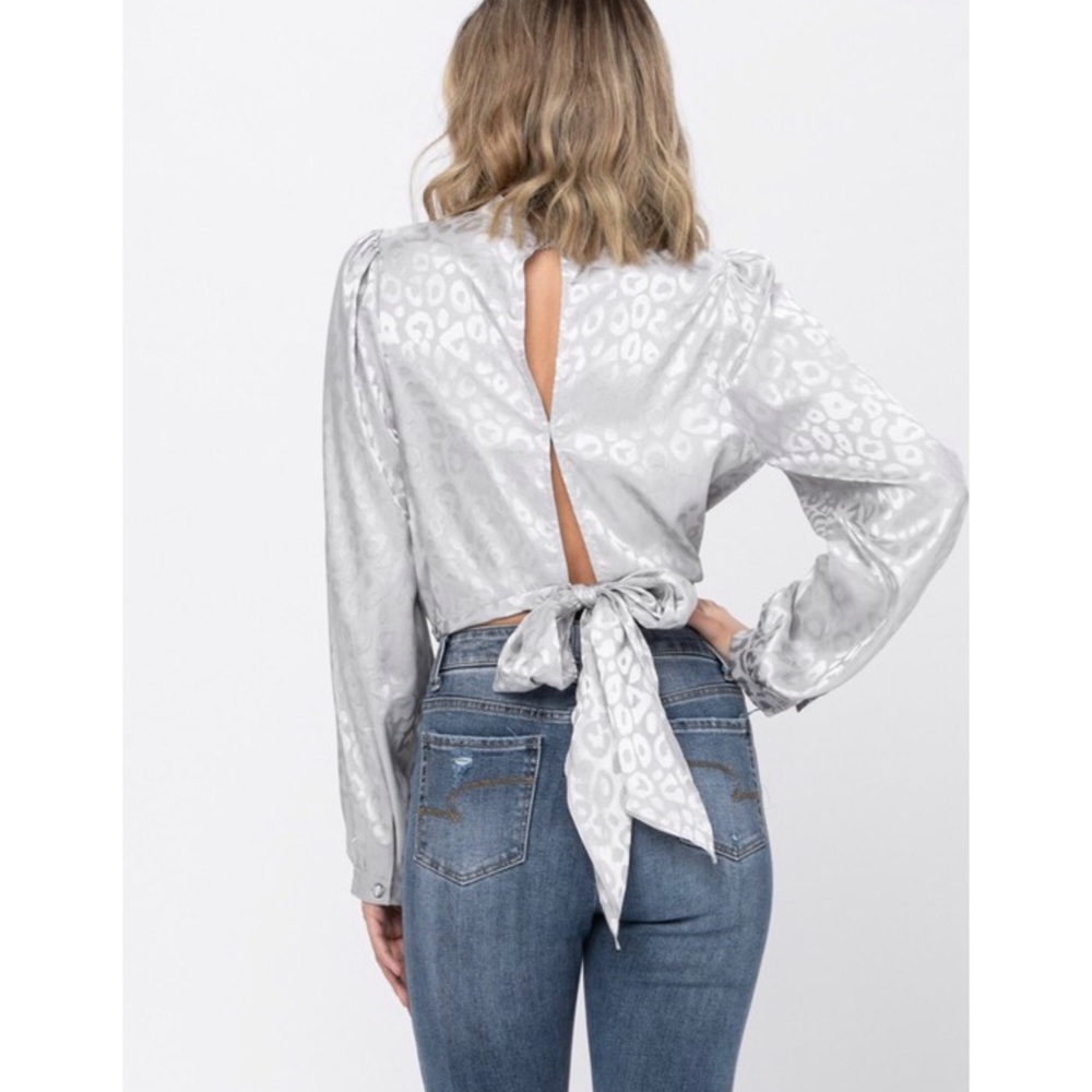 Beautiful silver print back tie blouse top - Picture 2 of 9